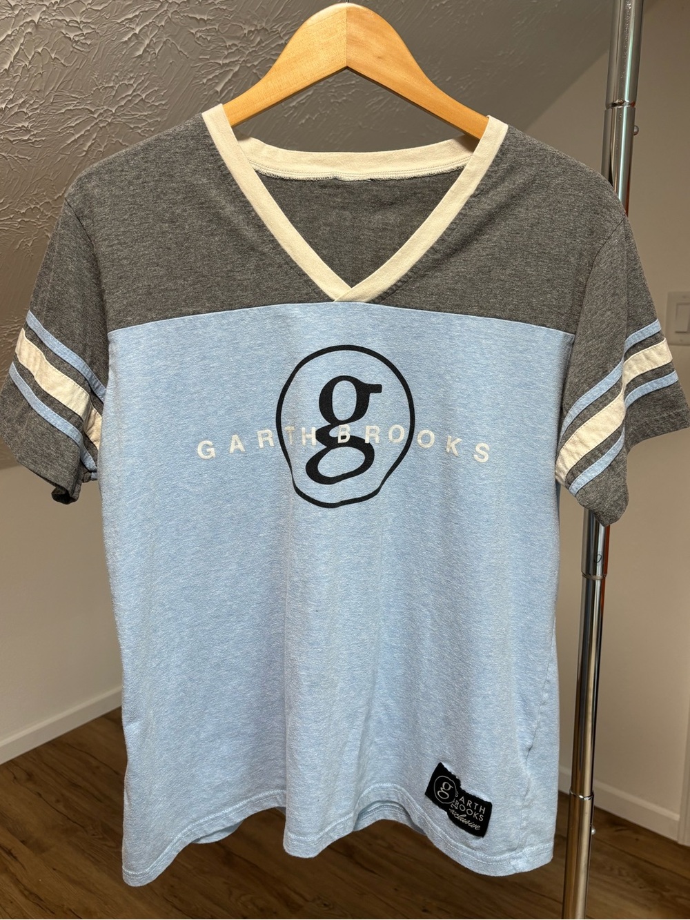 Garth Brooks v neck jersey style v neck, L/XL